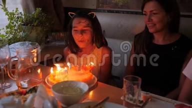 可爱的小<strong>女孩</strong>在家开生日聚会，在<strong>生日蛋糕</strong>上吹蜡烛。 孩子们的生日派对五颜六色